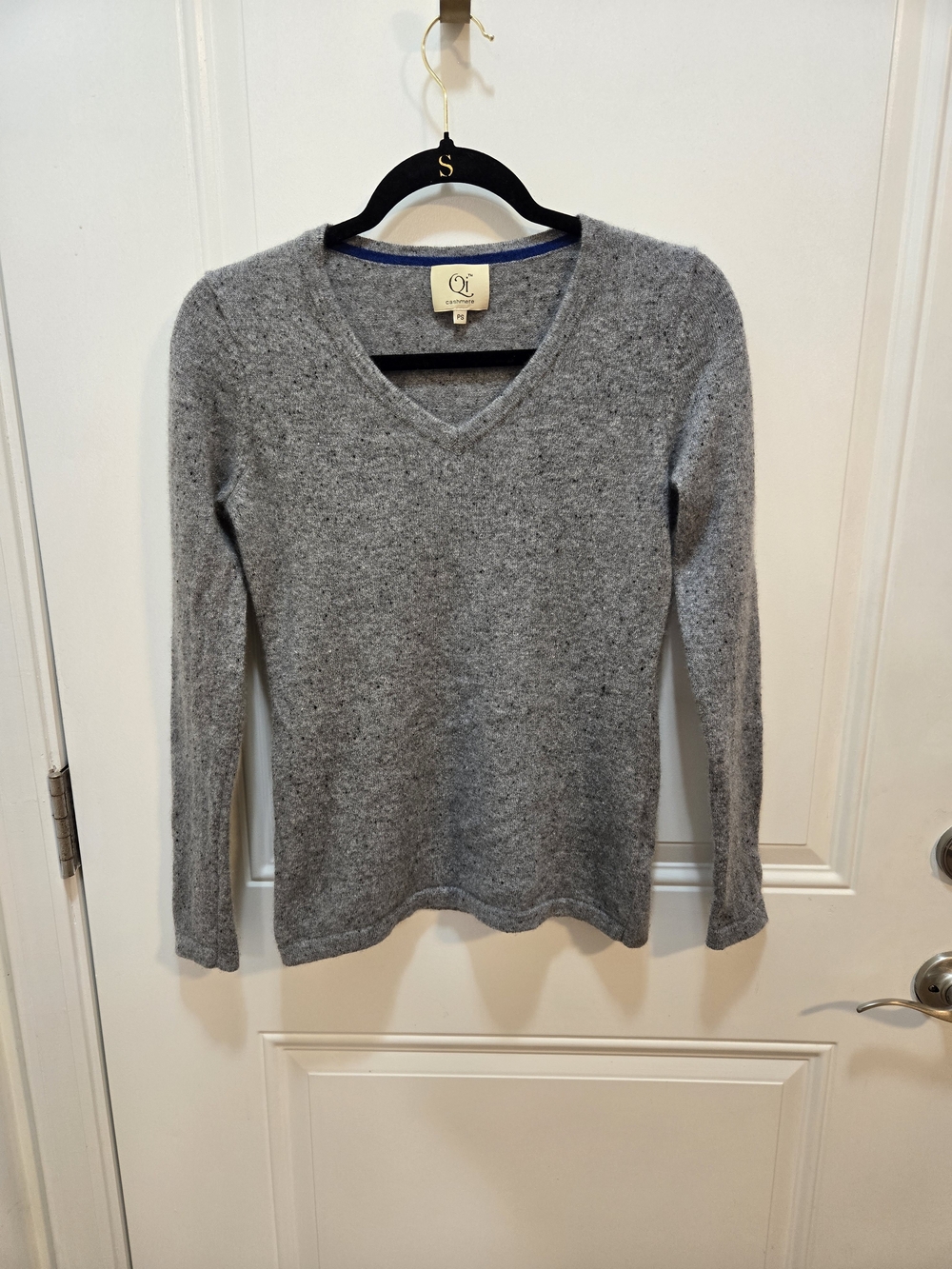 Qi Women's Heather Gray V-Neck Knit Sweater 100 % Cashmere